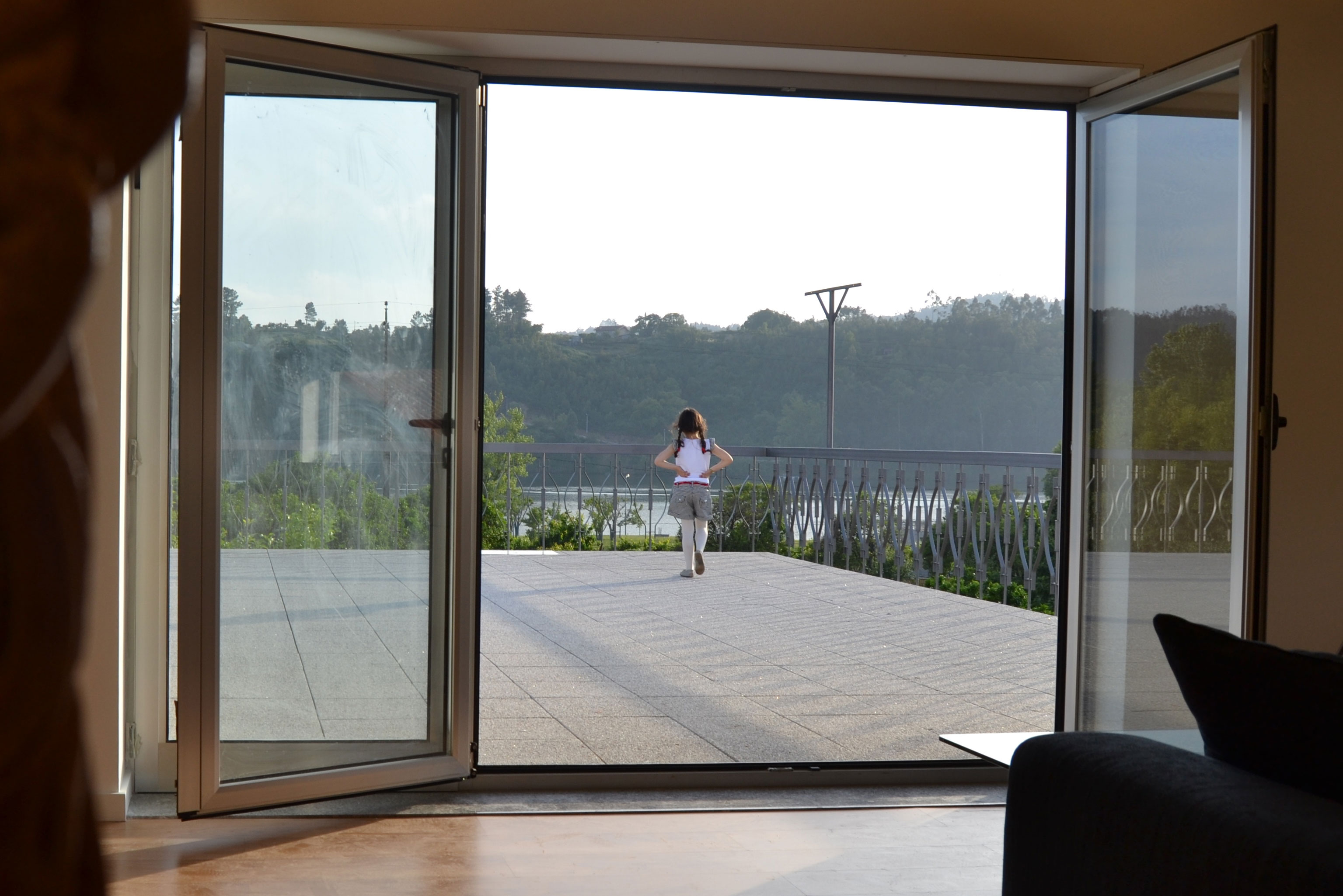 Interior da Casa de Mellares com portas abertas para o terraço sobre o Rio Douro