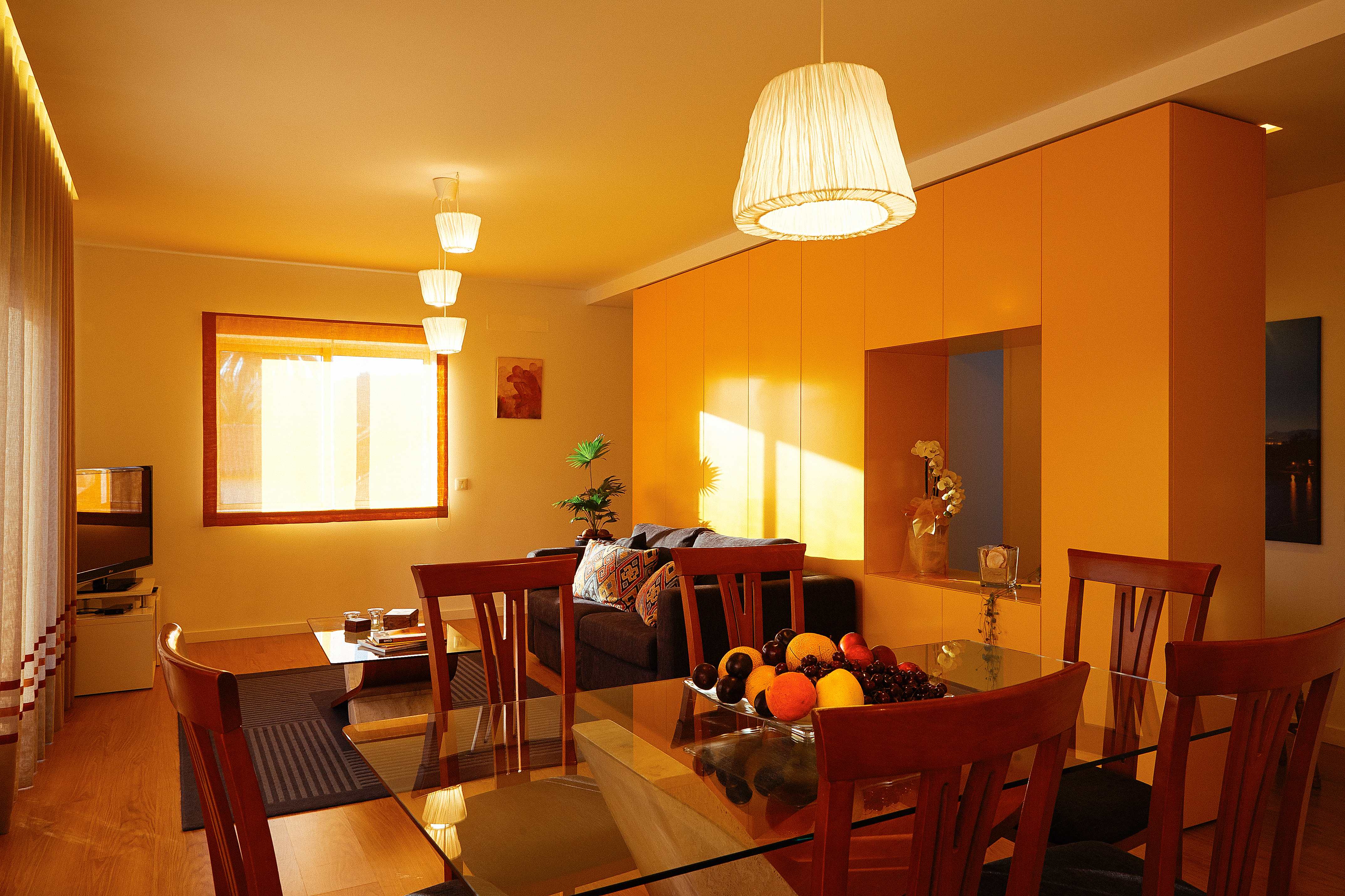 Sala de jantar com iluminação aconchegante ao anoitecer