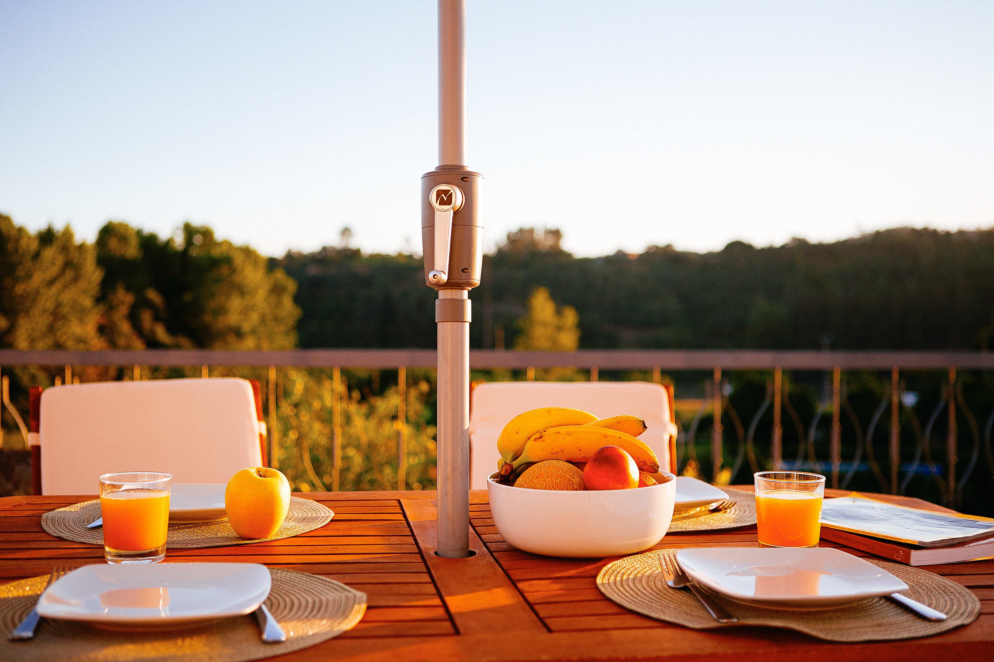 Pequeno-almoço ao pôr do sol no terraço