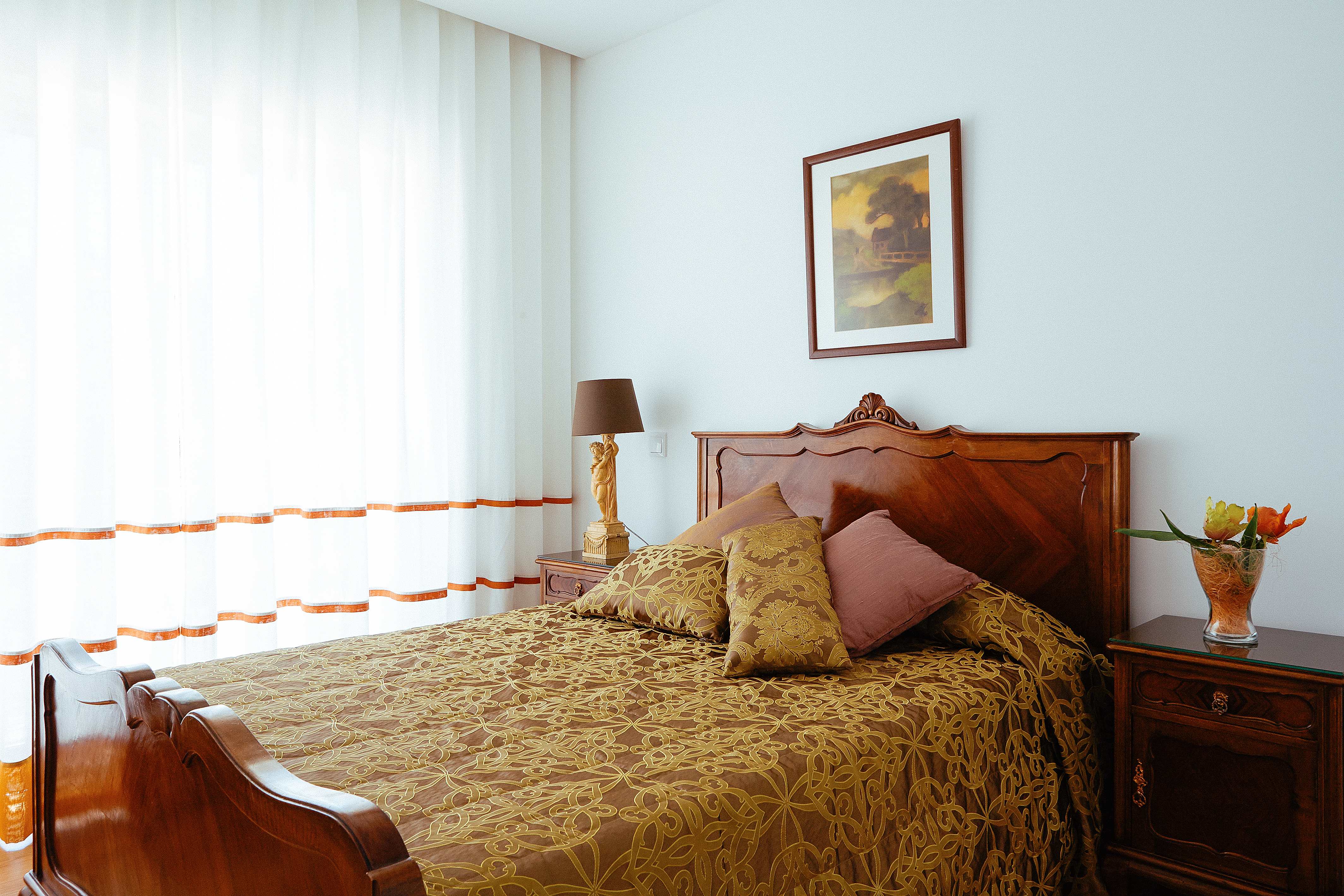 Quarto com mobiliário em madeira tradicional