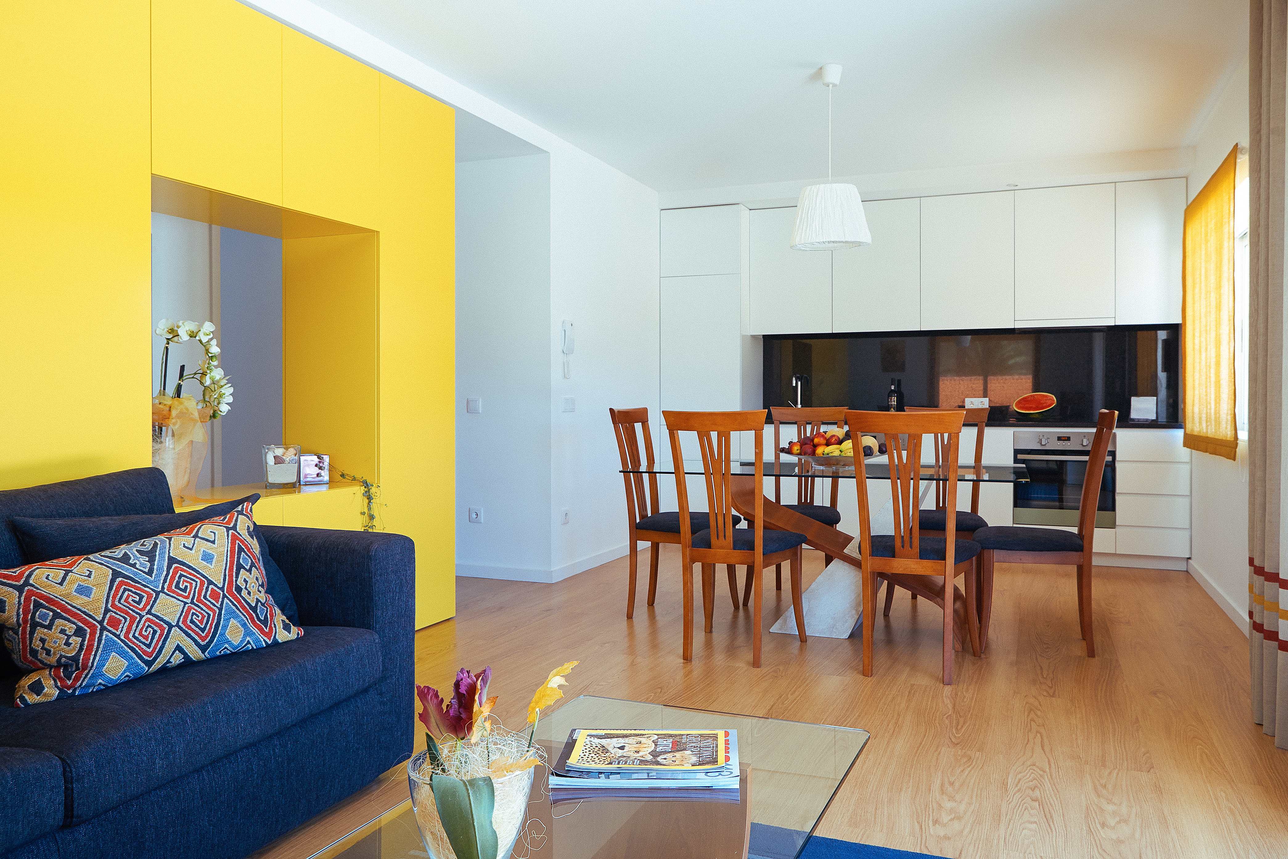Sala aberta em plano com cozinha equipada