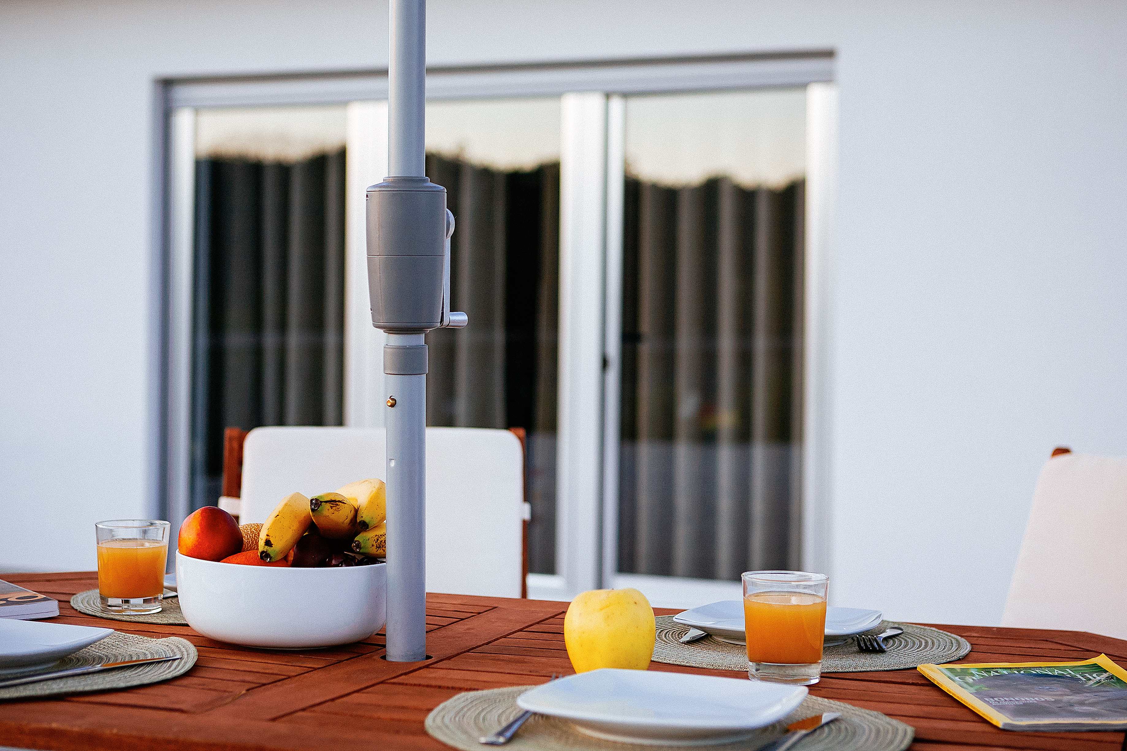 Mesa de exterior com fruta fresca